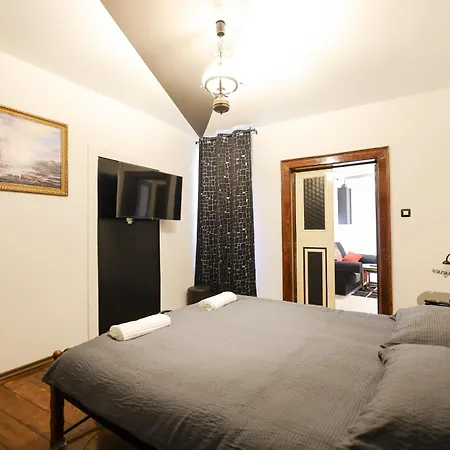 Old Town Spider Apartment *