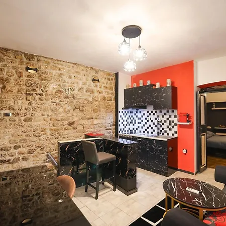 Old Town Spider Apartment *