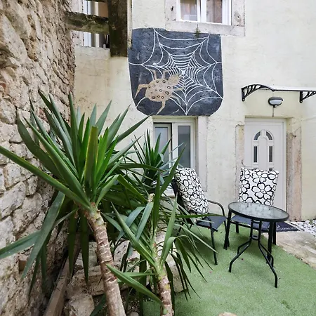 Old Town Spider Apartment *