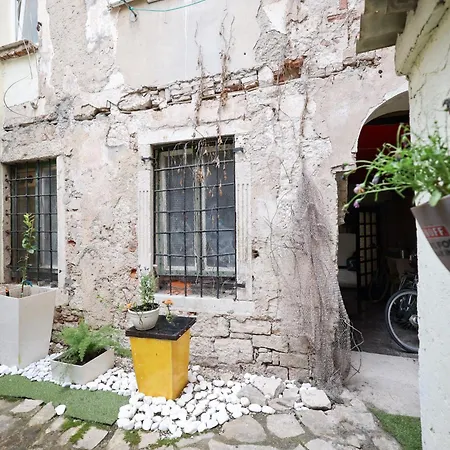 Old Town Spider Apartment