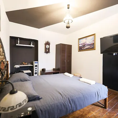 Old Town Spider Apartment