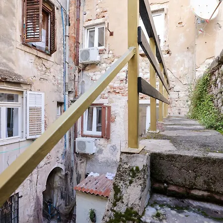 Old Town Spider Apartment