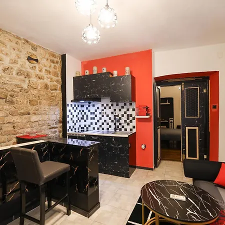 Old Town Spider Apartment *