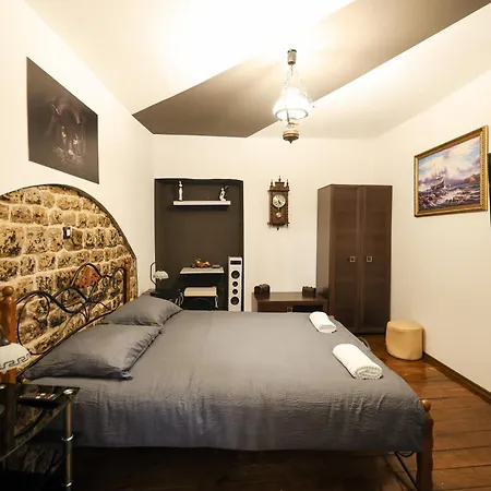 Old Town Spider Apartment