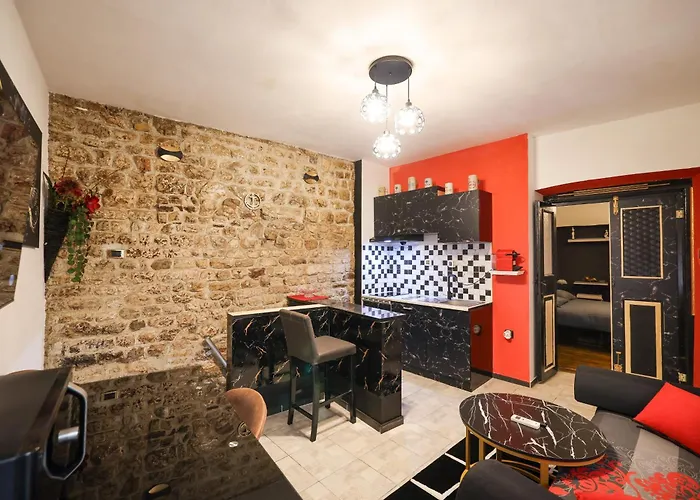 Old Town Spider Apartment *