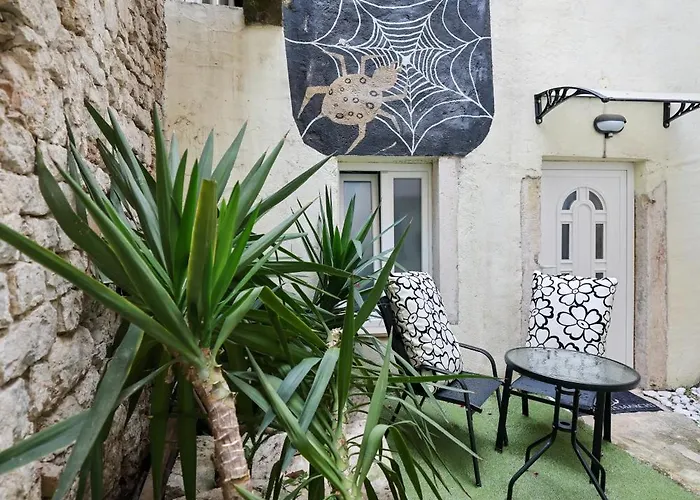 Old Town Spider Apartment *