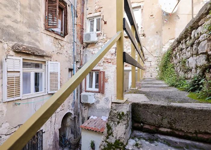 Old Town Spider Apartment