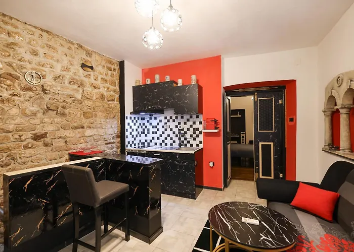 Old Town Spider Apartment *